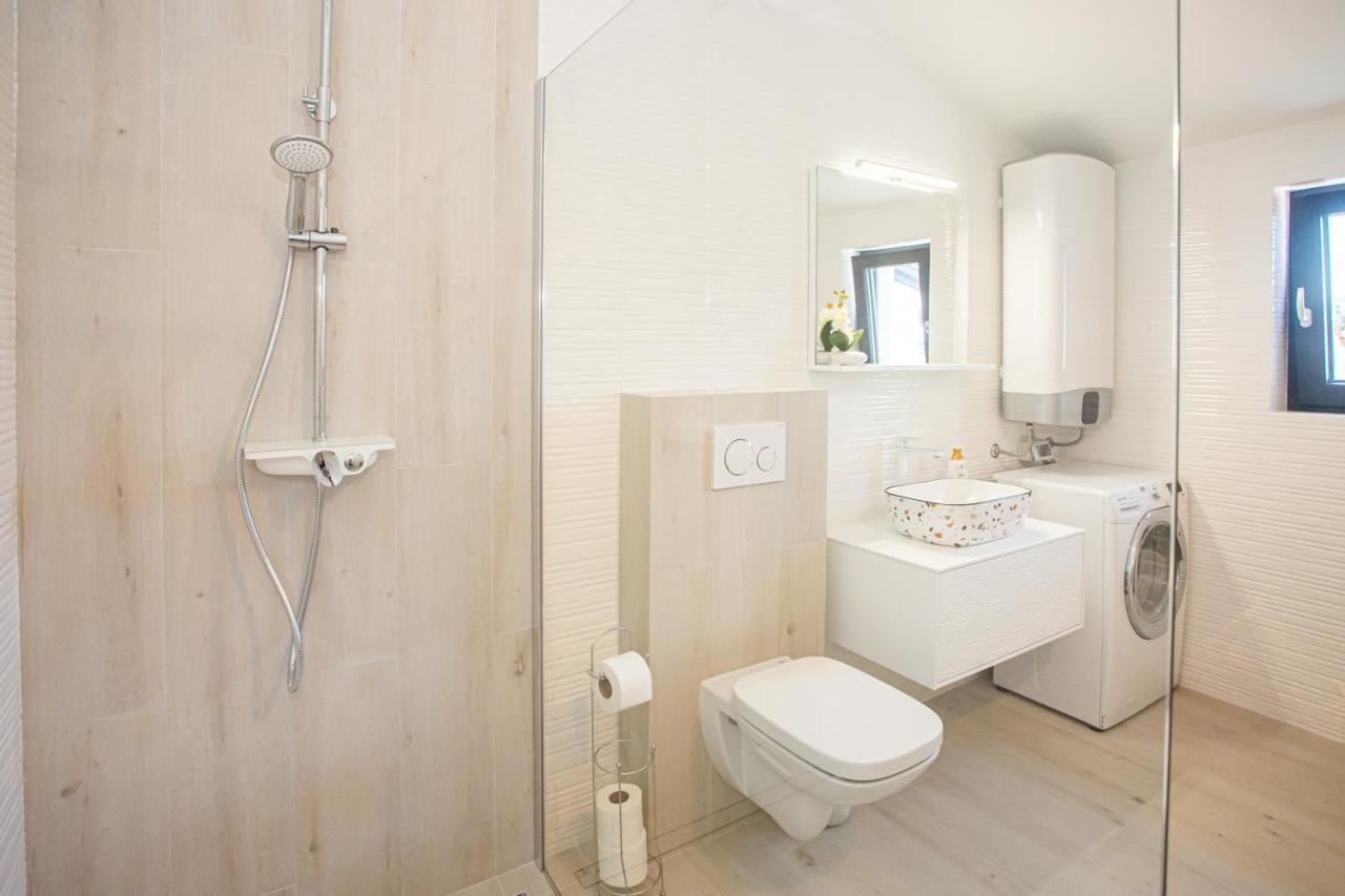 Black & White Apartment Ровинь Экстерьер фото