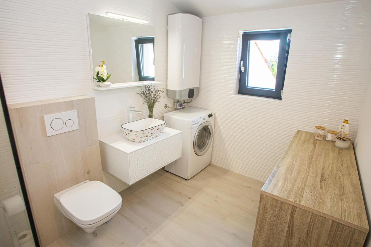 Black & White Apartment Ровинь Экстерьер фото